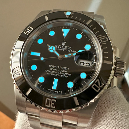 ブラックライトで照射したクロマライト夜光