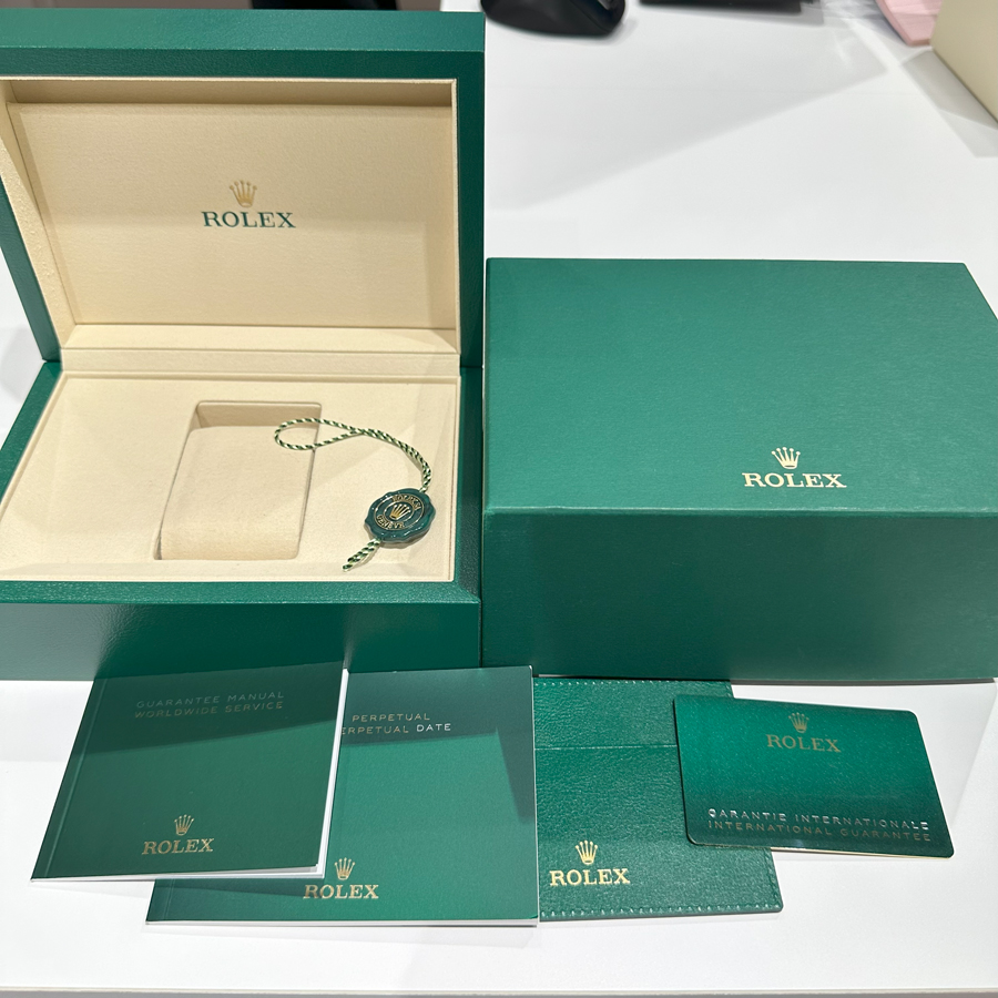 2025年2月以降の最新ロレックス箱（外箱グリーン／波水平）